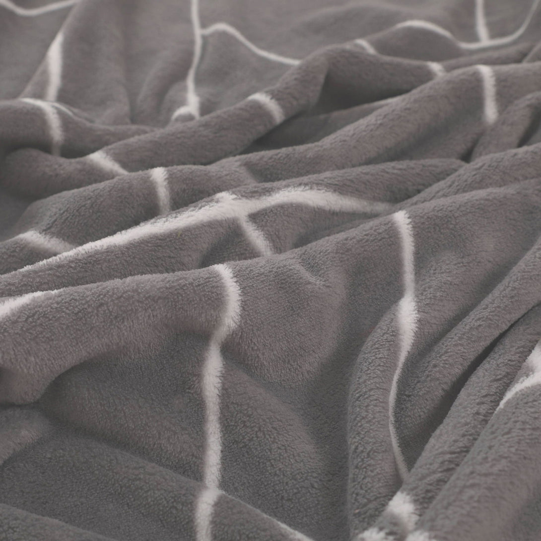 One Home Kuscheldecke Tagesdecke Geometrisch Grau Kuschelig Flauschig Warm Soft Wohndecke